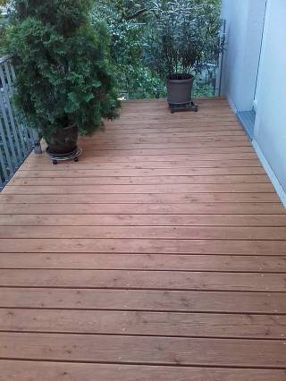 Balkon mit neuem Holzdeck