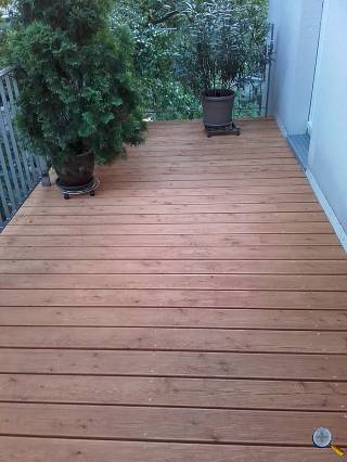 Balkon mit neuem Holzdeck